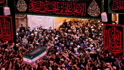 بإمامة الكربلائي والصافي.. العتبتان الحسينية والعباسية تشهدان مراسم تشييع وصلاة الجنازة على جثمان السيد الخامنئي